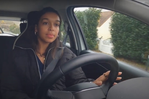 Une femme qui conduit un véhicule